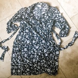 🌺 SALE 3 for $33! B&W floral maternity dress